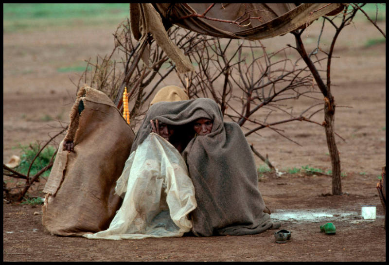 Refugees seek shelter from the rain, Somalia