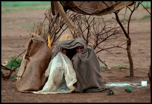 Refugees seek shelter from the rain, Somalia