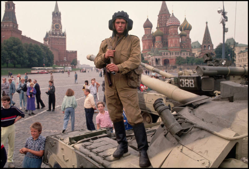 A soldier loyal to the coup leaders stands atop his tank in Red Square